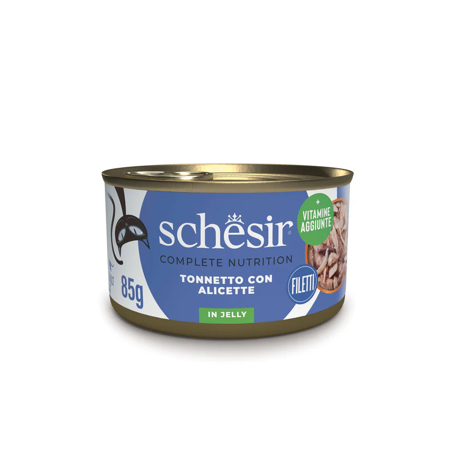 Schesir umido gatto adulto 85g con tonnetto e alicette in gelatina, lattina blu con filetti visibili Schesir umido gatto adulto 85g con tonnetto e alicette in gelatina, lattina blu con filetti visibili